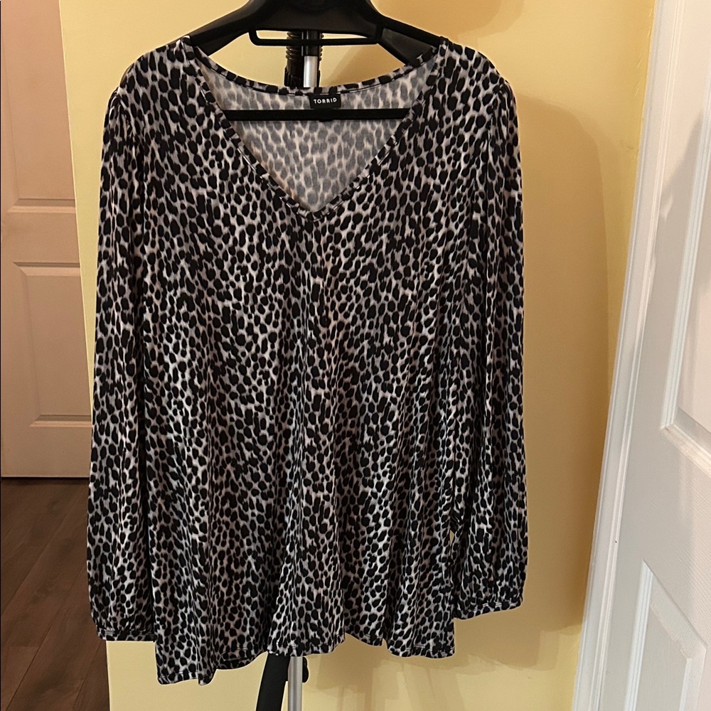 Torrid black and whote leopard print top. Size 3.